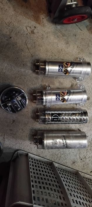 Автомобилен Кондензатор 12 volta 1 Фарад.