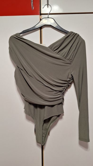 Body kaki cu o singura  maneca lunga