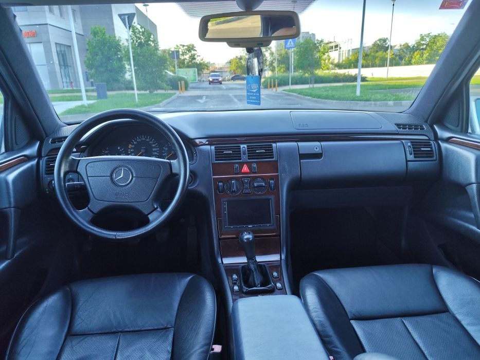 Vând Mercedes w 210 E 200