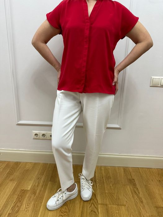 Яркая алая блуза и белые брюки