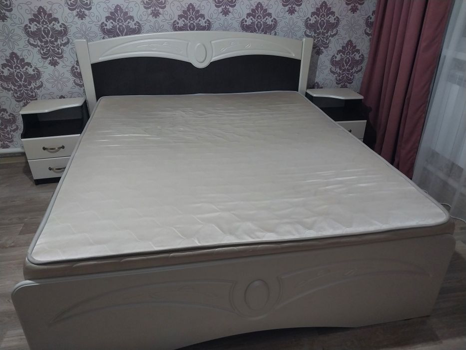 Продам кровать с тумбами