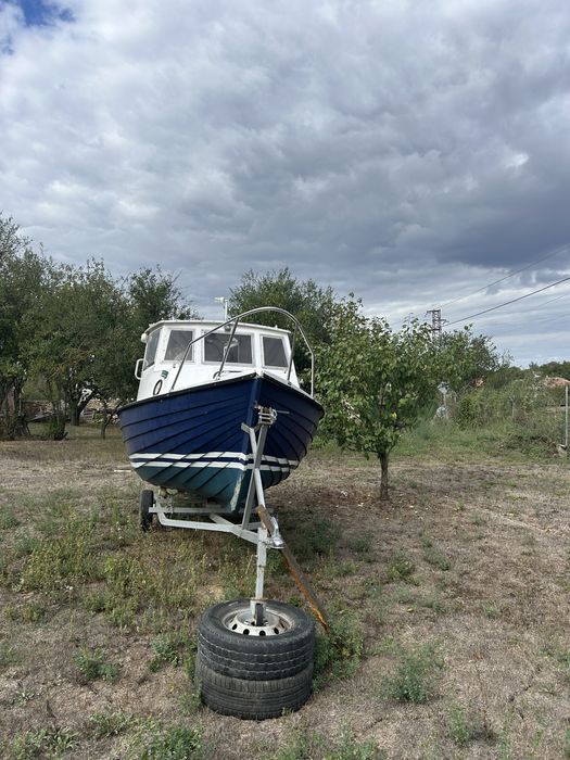 Лодка с двигател