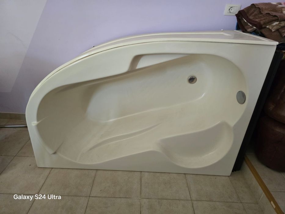 Cadă de colț albă în stare foarte buna de functionare