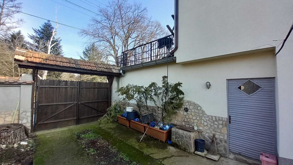 Имот в с. Бабово - 3 къщи с просторен парцел