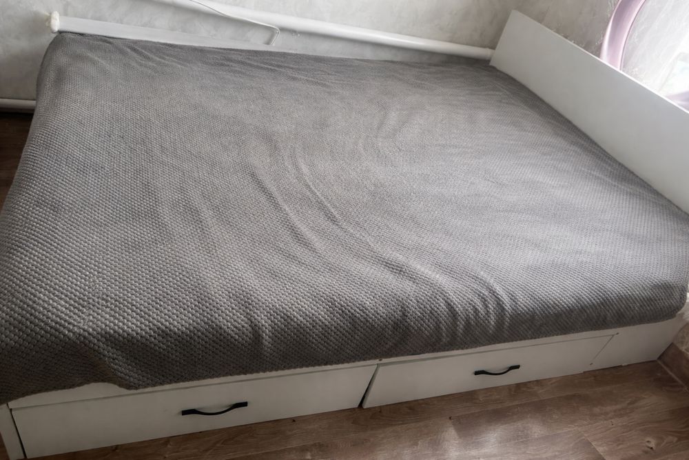 Продам двухспальную кровать с матрасом