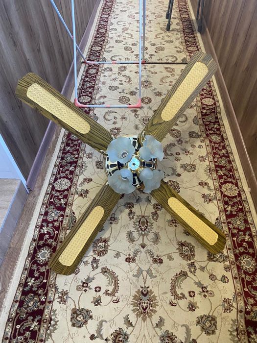 Продам люстру вентилятор