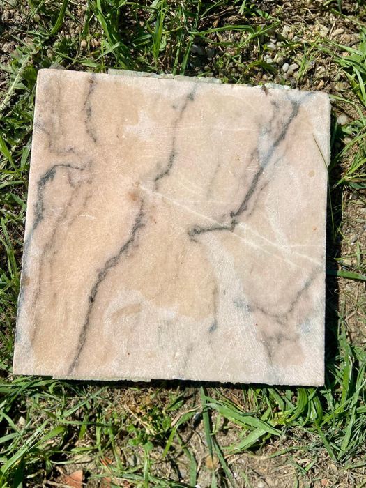 Plăci de marmură alb-gri, 25x25x3 cm – aprox. 120 bucăți