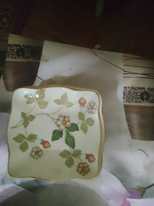 Продаю тарелки мелкие 16, глубокий 12, суповые 3, салатницы