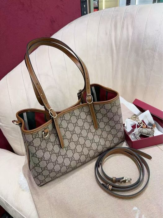 Сумка Тоут Gucci Emblem medium tote bag