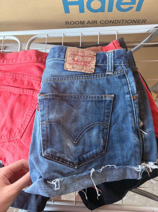 Продавам комплект от 7 чифта къси дънкови панталони на Levi's. Идеални за лятото!