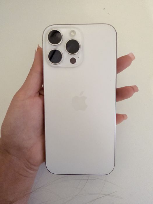 Продам iPhone 16 pro max с гарантией
