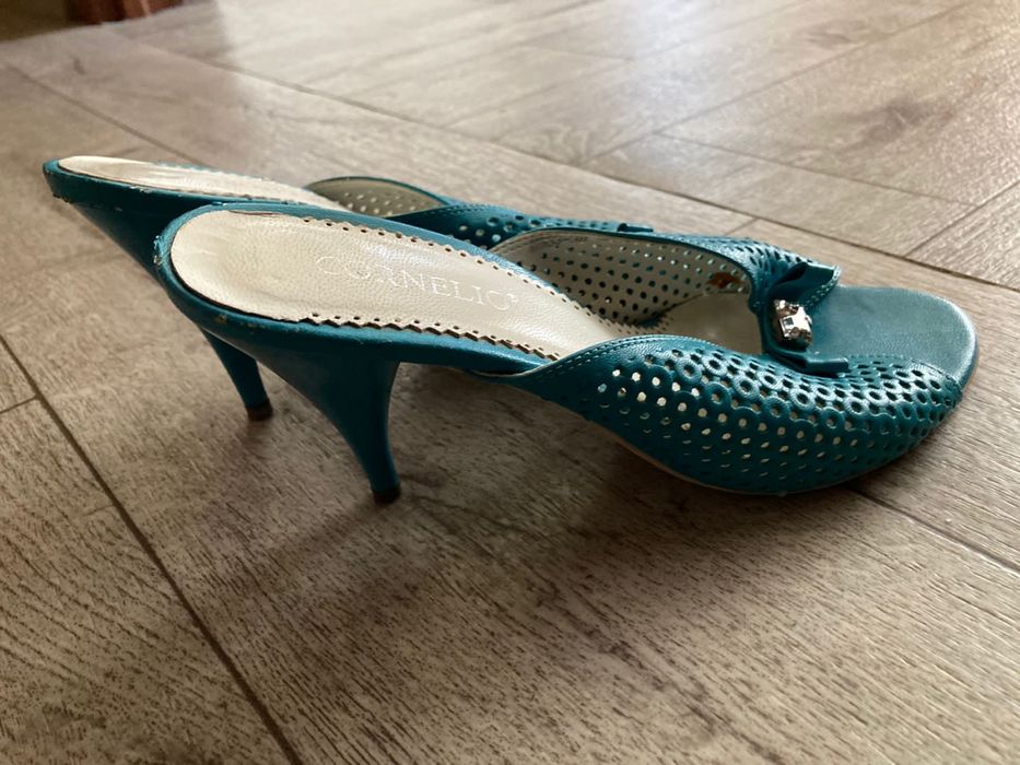 Женские босоножки