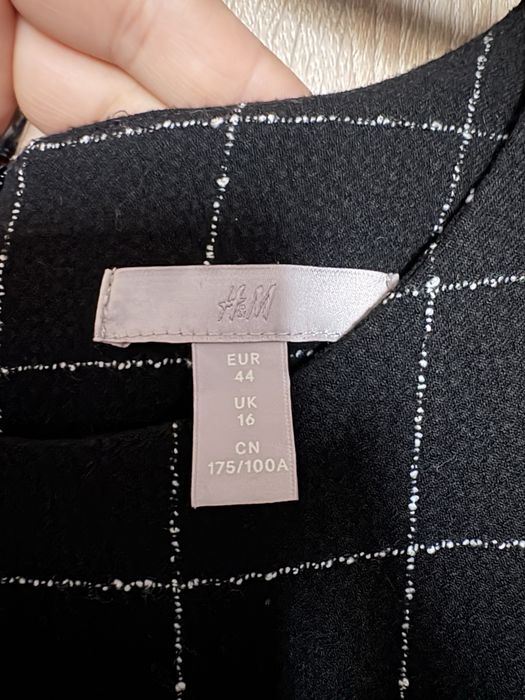 Елегантна черна рокля с къс ръкав