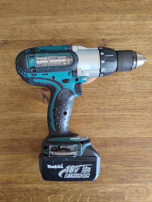 Makita акумулаторна ударна бормашина 18V