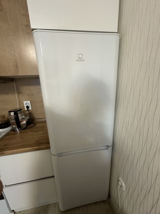 Продается б/у холодильник Indesit