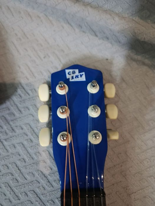 Продам детскую гитару.