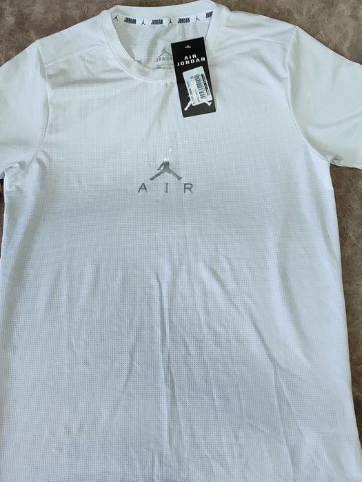 Продается абсолютно новая  мужская футболка  очень легкая  в ,размер S