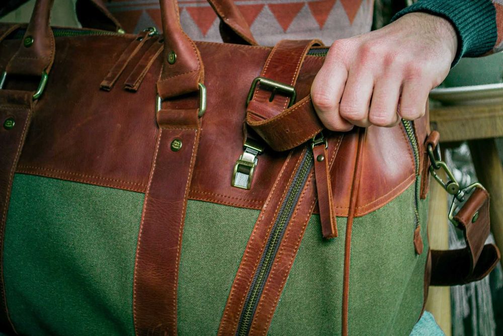 Geantă de voiaj din piele. Geantă de călătorie din piele naturală și konvas. Travel bag. Duffel Bag