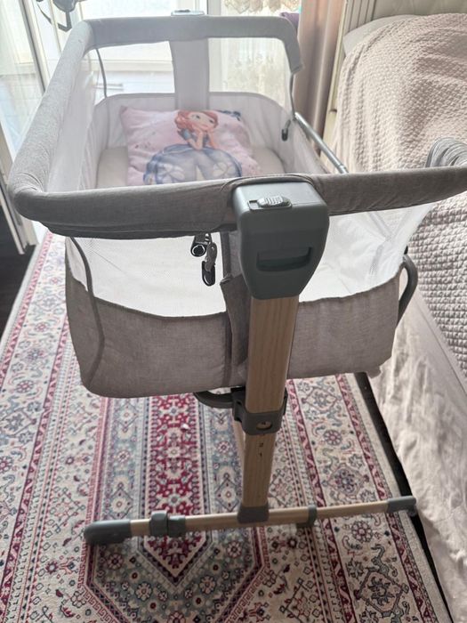 Детская кровать нейтрального цвета