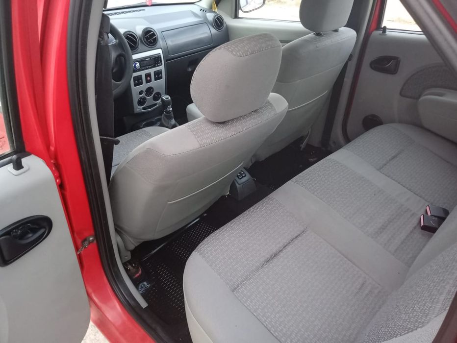 Vând Dacia Logan full 14 benzina an 2007 euro 4