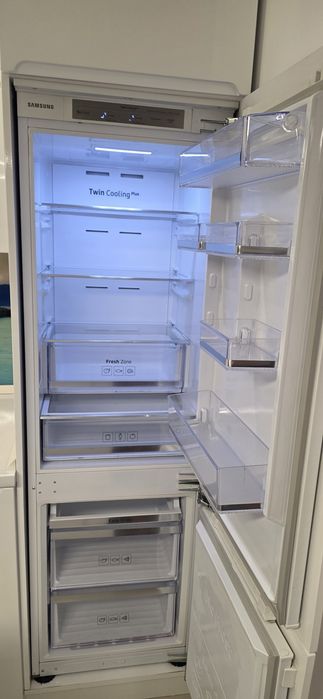 Combina frigorifica incorporabila Samsung No Frost, 267L, stare foarte buna