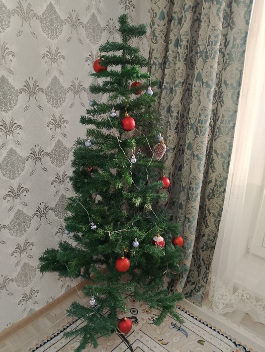 Продаётся ёлка без игрушек. В хорошем состоянии.