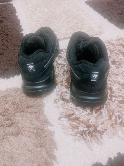 Кроссовки спортивные