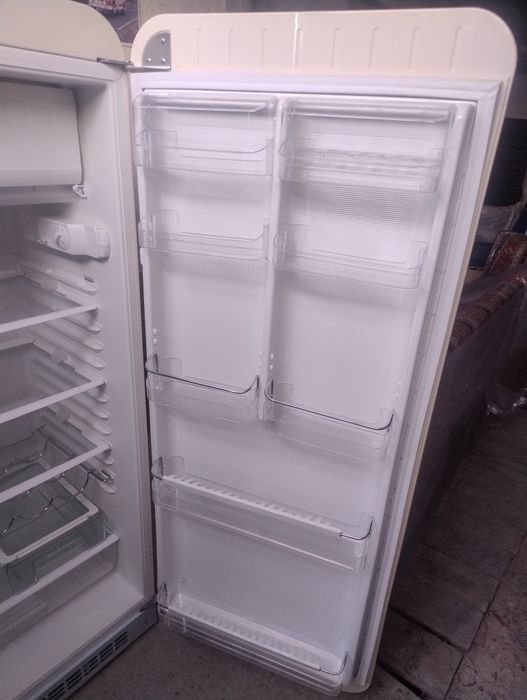 Хладилник Smeg с вътрешна камера