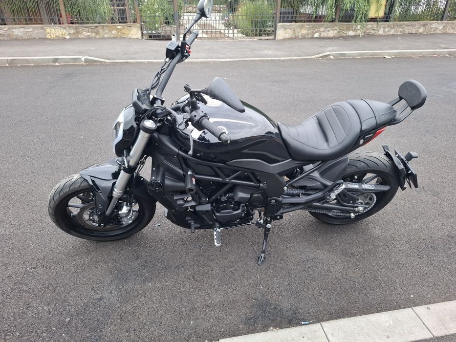 Vând motocicleta Benelli 502c
