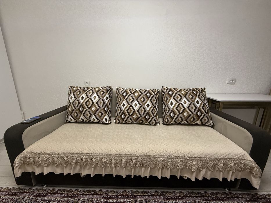 Диван и шторы в комплекте