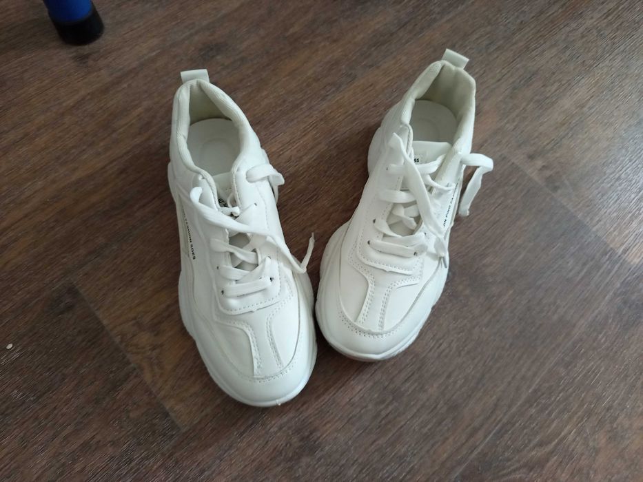 Кроссовки женские