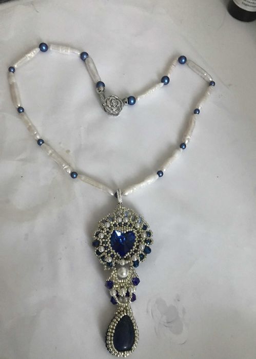 Colier handmade cu perle biwa naturalr albe,lapis lazuli si pandant