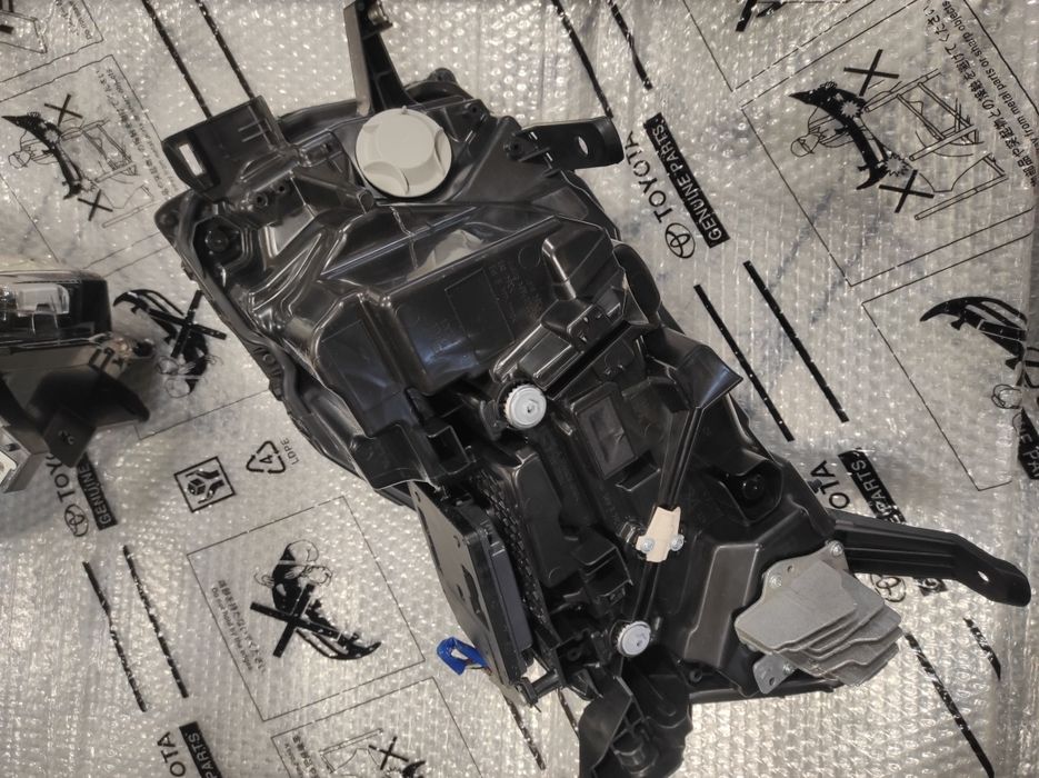 Фары Land Cruiser 300