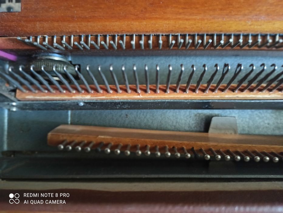 Продам вязальную машинку