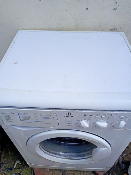 Mașină de spălat Indesit de piese cuva blocată merge facuta preț 300lei fix nu schimb campina