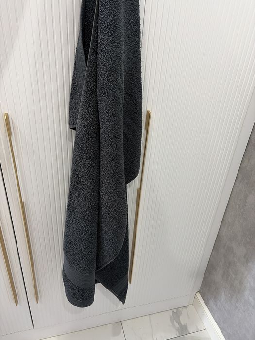 Отдам полотенце большое, цвет чёрный