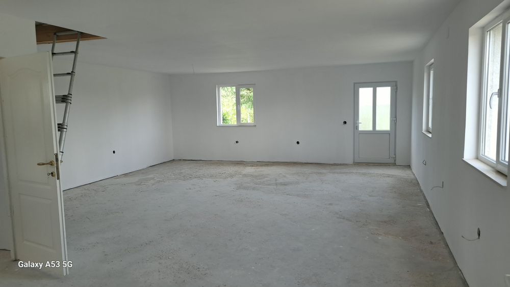 Vand  2 case noi la alb cu teren 1500 mp, lângă Sibiu.