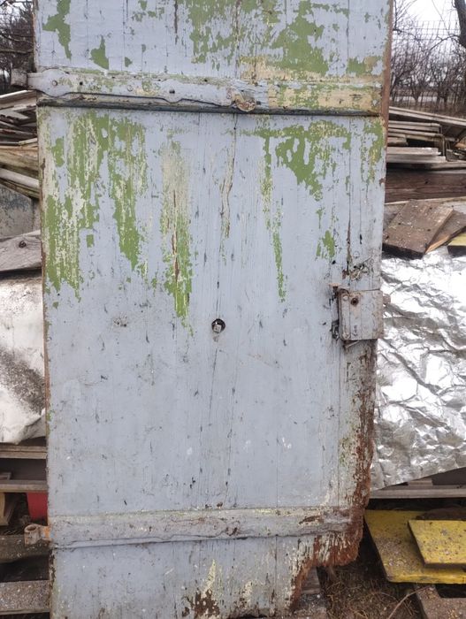 Vand usi vintage de peste 100 de ani cu balamale, manere din alama .