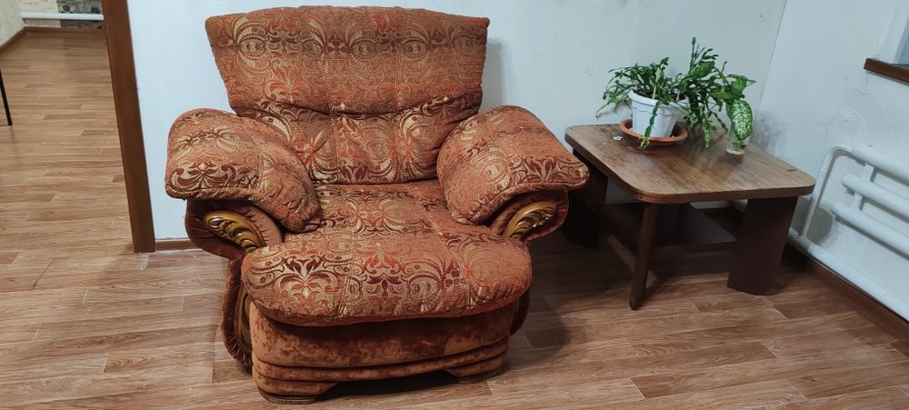 Мягкий уголок( диван и кресло)