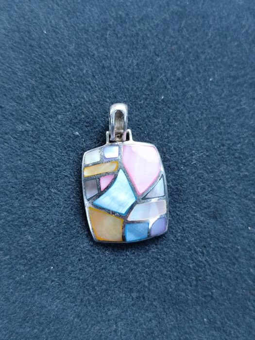 Дамски сребърен медальон (висулка) със седеф