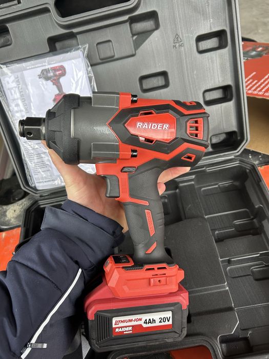 Raider Industrial Ударен гайковерт 1700Nm 20V 4Ah Безчетков + куфар