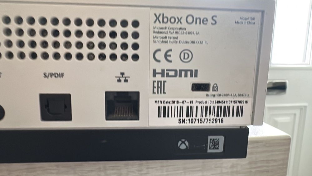Xbox One S 500GB + game