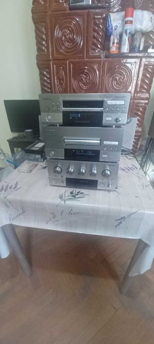 Amplificator Universum functioneaza foarte bine .Bonus cd ,,si caset deck .