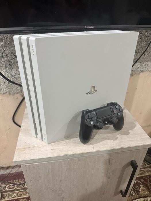 PlayStation 4 Pro White 1TB почти как новый