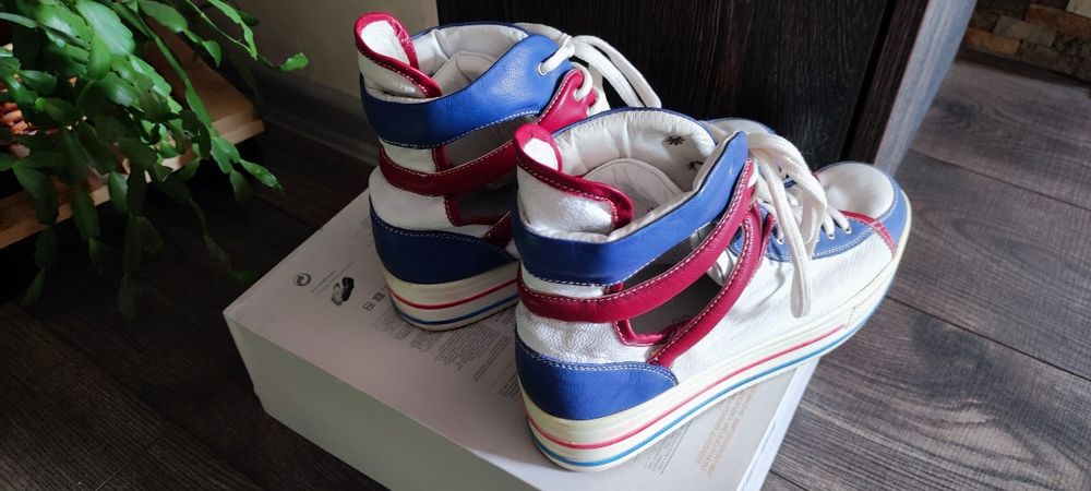 Дамски маратонки и боти по 15 и 20 лв