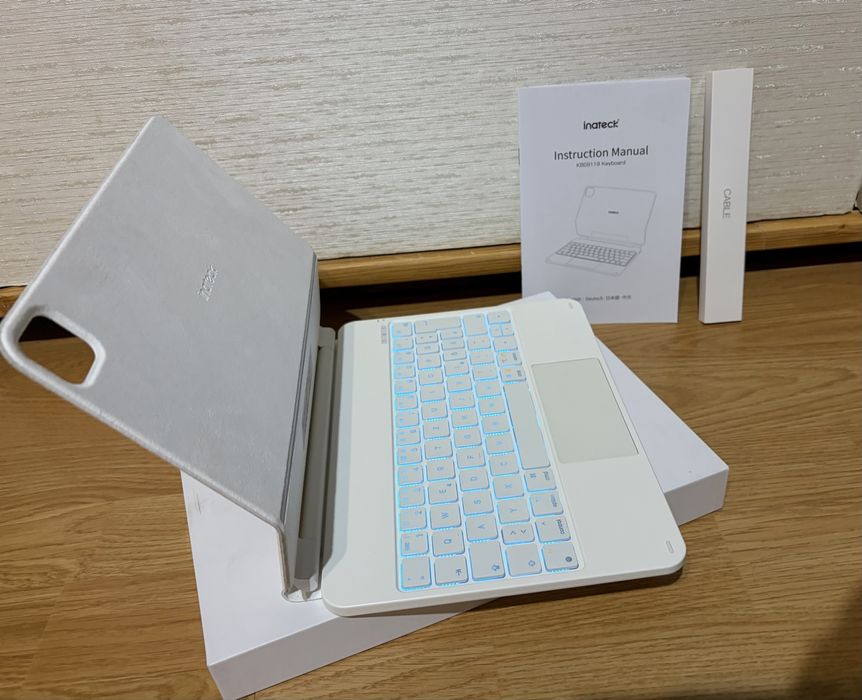 Husă cu tastatură pentru iPad nouă!