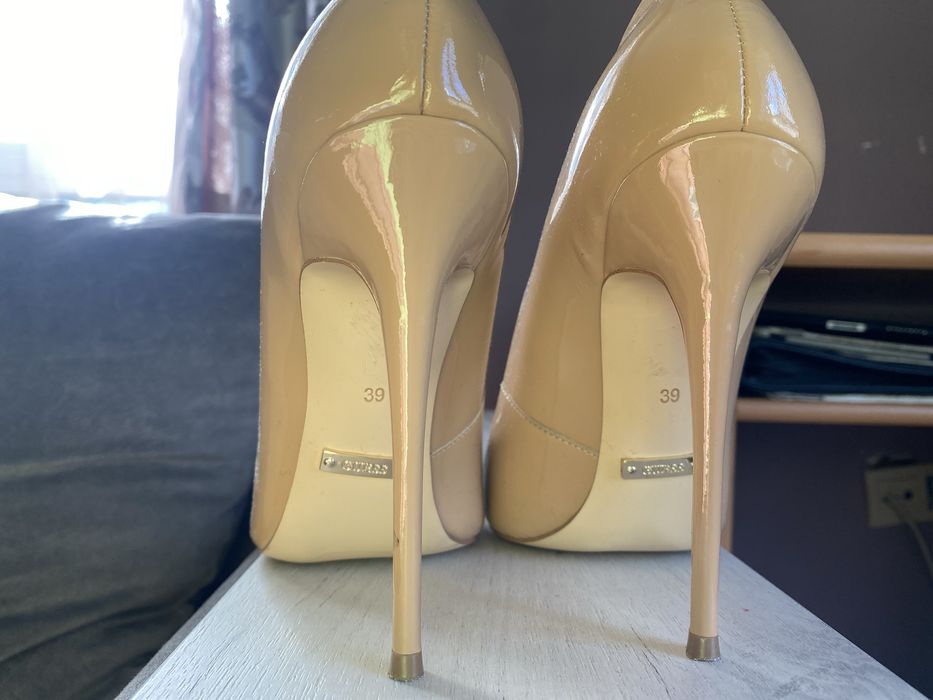 Високи токчета Guess