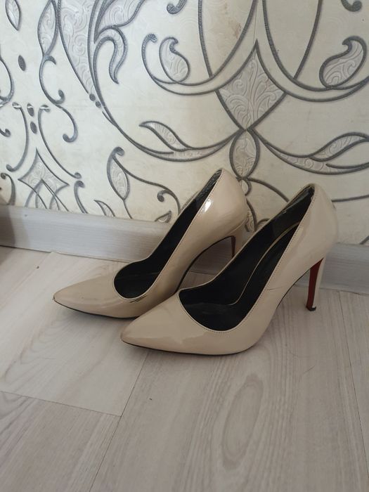 Женская обувь туфли.