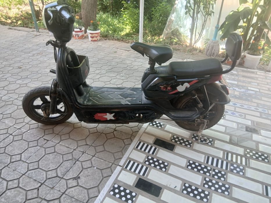 Skuter elektroni yuradi