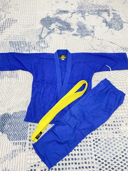 Продам кимоно с перчатками и шлемом